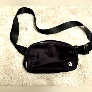 Lululemon “Everywhere” 1L belt bag (black)